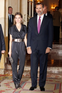Letizia vuelve a dar el cante y aparece con un mono