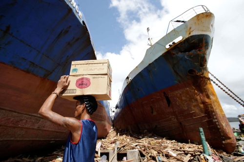 Comienza la ayuda humanitaria en Filipinas tras el tifón Yolanda