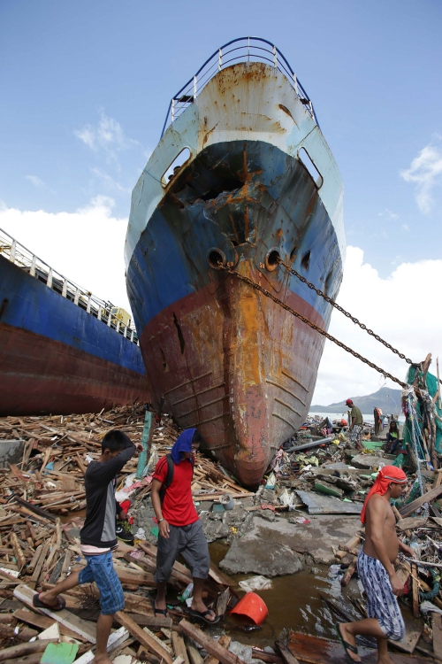 Ciudadanos sin hogar tras al paso del tifón Yolanda en Filipinas