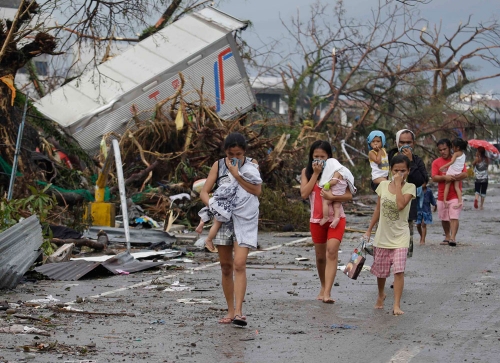 Centenares de familias huyen de la catástrofe en Filipinas