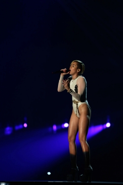 Miley Cyrus, semidesnuda en su actuación de los MTV EMA 2013