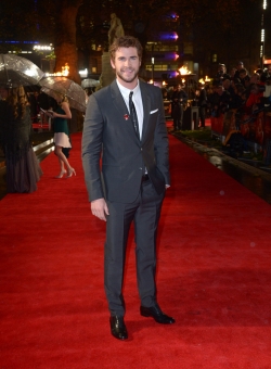 Liam Hemsworth luce planta en la presentación de los Juegos del Hambre