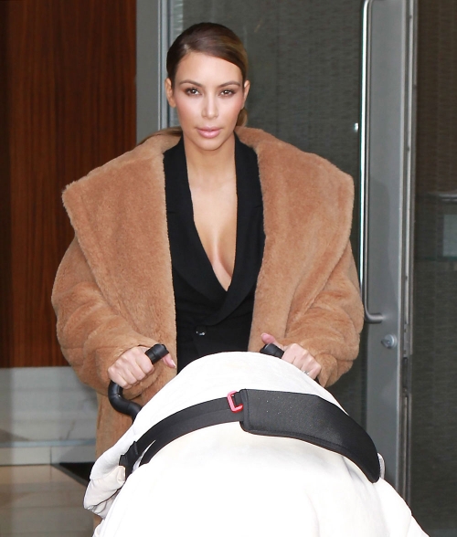 Kim Kardashian una madre que da el do de pecho