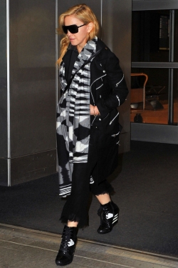 El look invernal de Madonna: con bufanda y a lo loco