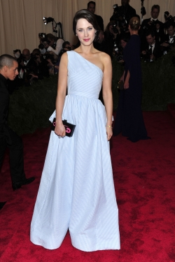 Zooey Deschanel sabe siempre imprimir su estilo personal