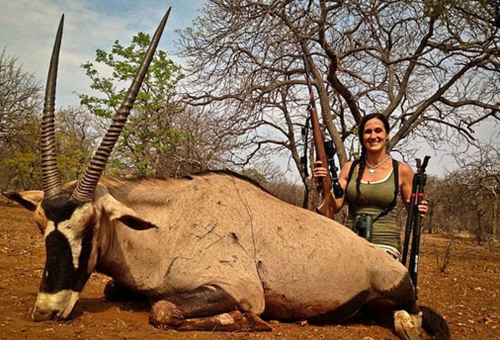 Melissa Bachman, con un oryx, uno de los animales más fascinantes de África