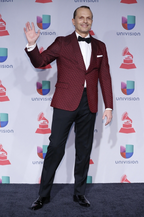 La colorida chaqueta de Miguel Bosé en los Premios Grammy Latino 2013