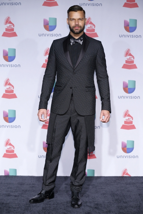 Ricky Martin llega a los Premios Grammy Latino 2013 en pajarita