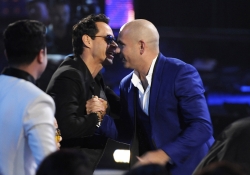 Pitbull y Marc Anthony durante los Premios Grammy Latino 2013