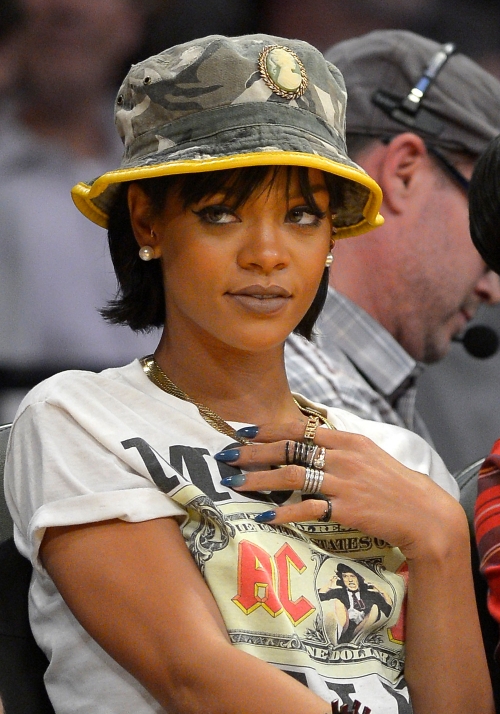 Rihanna y su look de pescadora en la NBA