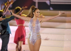 Jennifer López enseñando piernas en su actuación de los AMA 2013