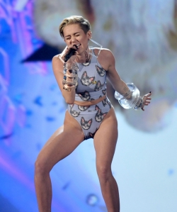 Miley Cyrus y su look más felino en los American Music Awards 2013
