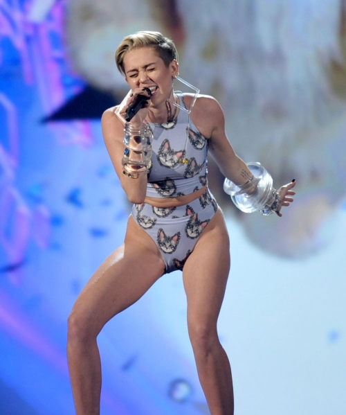Miley Cyrus y su look más felino en los American Music Awards 2013
