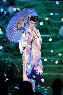Katy Perry y su look a lo geisha triunfaron en los AMA 2013