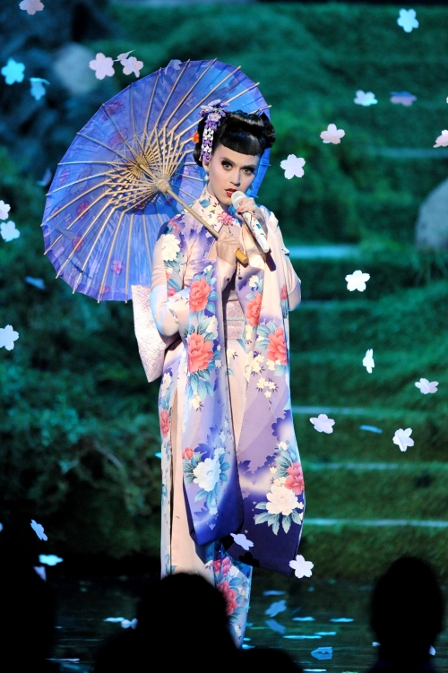 Katy Perry y su look a lo geisha triunfaron en los AMA 2013