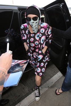 Kesha se viste raro: ¿de delincuente o en pijama?
