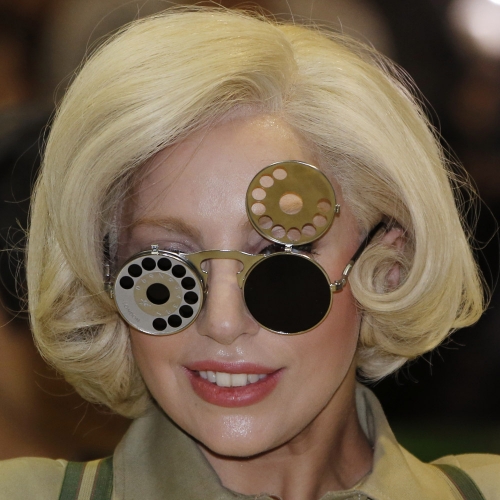 Las extrañas gafas de Lady Gaga, ¿las pondrá de moda?