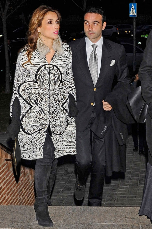 Enrique Ponce y su mujer, Paloma Cuevas, en el funeral de Irene Vázquez