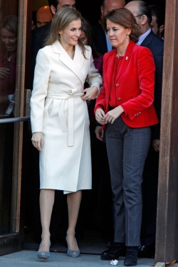El despiste de Letizia: la princesa sale de casa con el albornoz