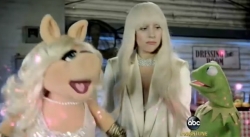Lady Gaga celebra Acción de Gracias 2013 con la rana Gustavo y la cerdita Peggy
