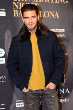 El chico de los ojos bonitos, Maxi Iglesias, con un jersey muy amarillo