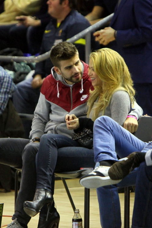 No hay crisis entre Shakira y Piqué, juntos viendo un partido de baloncesto
