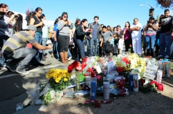 Los fans de Paul Walker, rindiéndole homenaje en el lugar del accidente