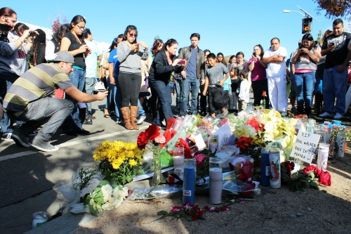 Los fans de Paul Walker, rindiéndole homenaje en el lugar del accidente