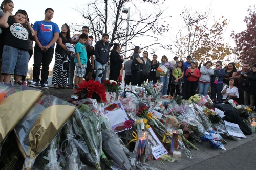 Los fans de Paul Walker depositaron varios ramos de flores en el lugar del accidente