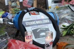 Una réplica del volante de Paul Walker, en el lugar del accidente