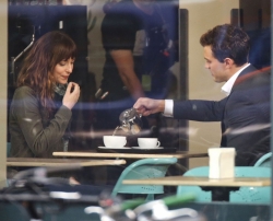 Dakota Johnson y Jamie Dornan dan vida a los personajes de '50 sombras de Grey'