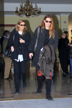 Claudia Ortiz y Alejandra Osborne durante el funeral de su sobrina