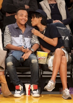 Rihanna juguetea con un amigo durante un partido de la NBA