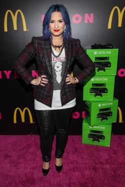 Demi Lovato continúa con su look a lo Marge Simpson
