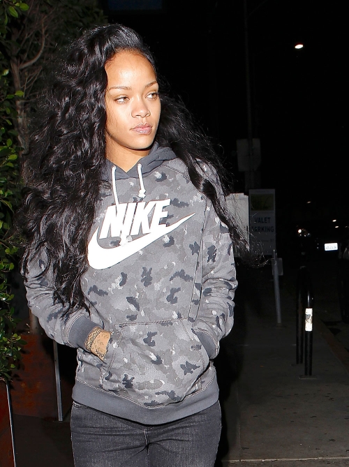 Rihanna y su look más dejado. Parece que alguien le ha despertado de la siesta
