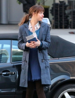 Dakota Johnson luce a la perfección el look de niña buena de Anastasia Steele