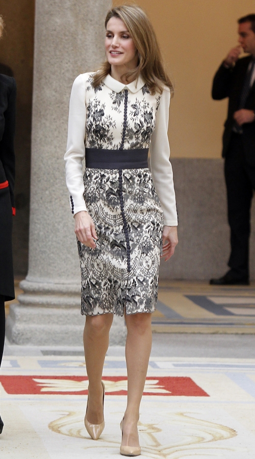 Look de Letizia con estampado blanco y negro