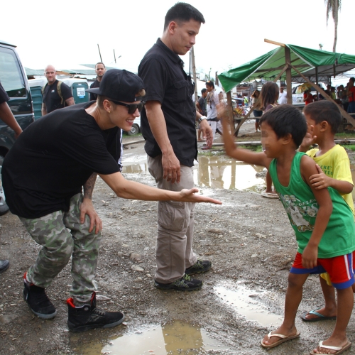 Un Justin Bieber muy solidario visita Filipinas