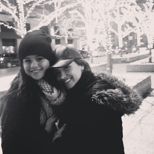 Selena Gomez y Demi Lovato, más unidas que nunca en Navidad