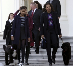 La familia Obama dando un paseo a sus perros