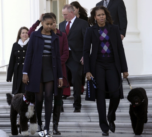 La familia Obama dando un paseo a sus perros