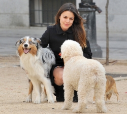 La actriz Adriana Ugarte es feliz junto a sus mascotas en el parque