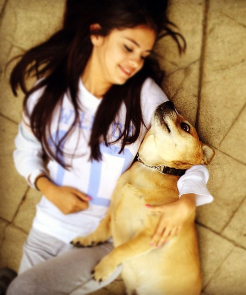 Selena Gomez disfruta con los animales, sobre todo con su perro