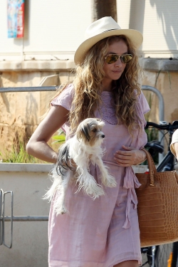 Paulina Rubio intenta no separarse nunca de su perro