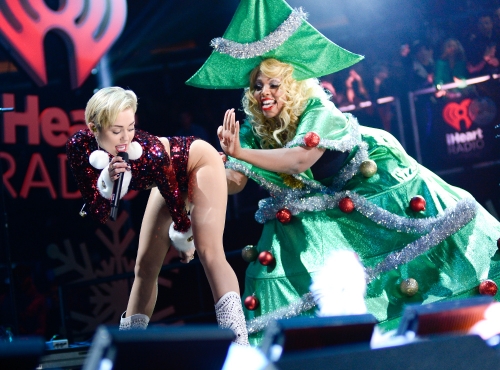 Miley Cyrus también le baila al árbol de Navidad