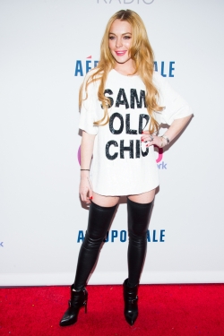 Lindsay Lohan lució un look en el que destacaban sus mallas de cuero