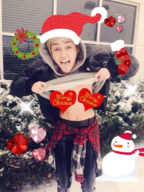Miley Cyrus nos lo enseña todo por Navidad