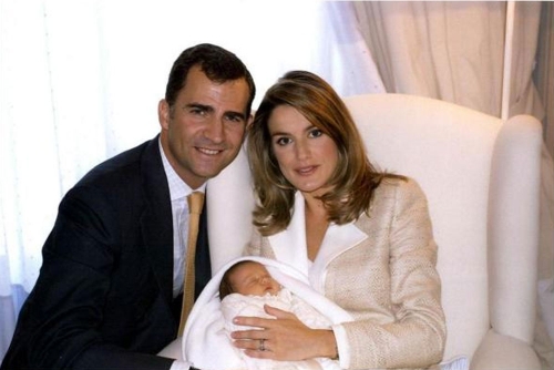 Letizia y el Príncipe junto a la recién nacida Leonor fue la imagen elegida para felicitarnos la Navidad en 2005