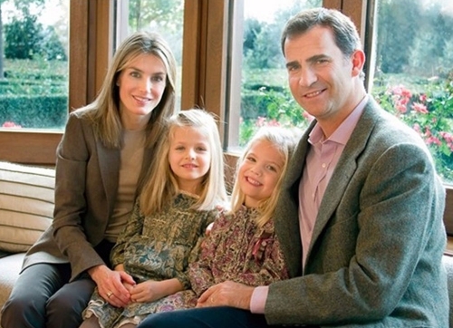 La estampa familiar de Letizia, el Príncipe, Leonor y Sofía vuelve en la felicitación de 2011