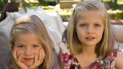 Para continuar con la alternancia en 2012 de nuevo sólo estuvieron presentes Leonor y Sofía en la felicitación